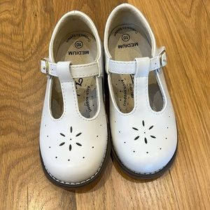 FootMates white “Sherry” style girl’s dress shoes, size 10